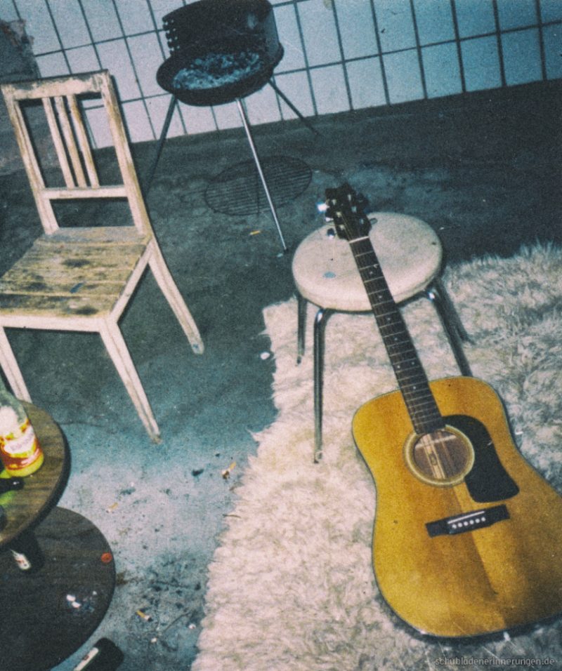 Gitarre im Grillraum.