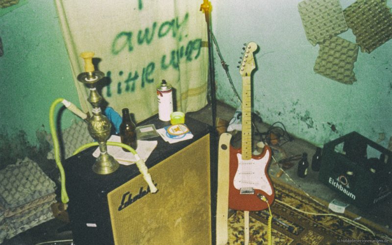Wasserpfeife, Boxen, Gitarre, Zeugs