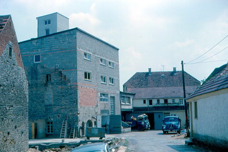 Ungefähr fünf Stockwerke tiefer.